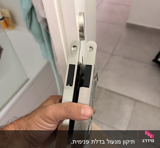 החלפה של מנגנון מנעול חבוי מגנטי בדלת פנים
